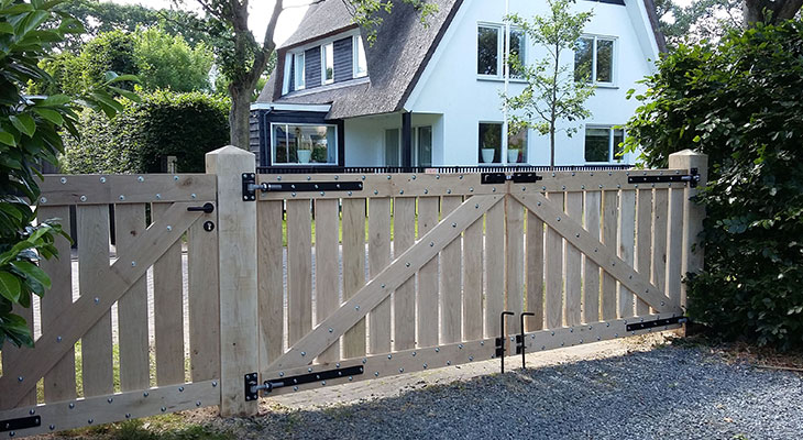 Accor Rijd weg operatie Houten tuinpoorten maken je tuin écht af - Royal Fence | houten hekken en  houten poorten