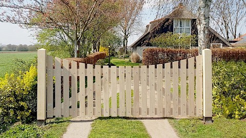 Riskeren radioactiviteit Spectaculair Houten hekken en poorten | beste prijs/kwaliteit - Royal Fence | houten  hekken en houten poorten