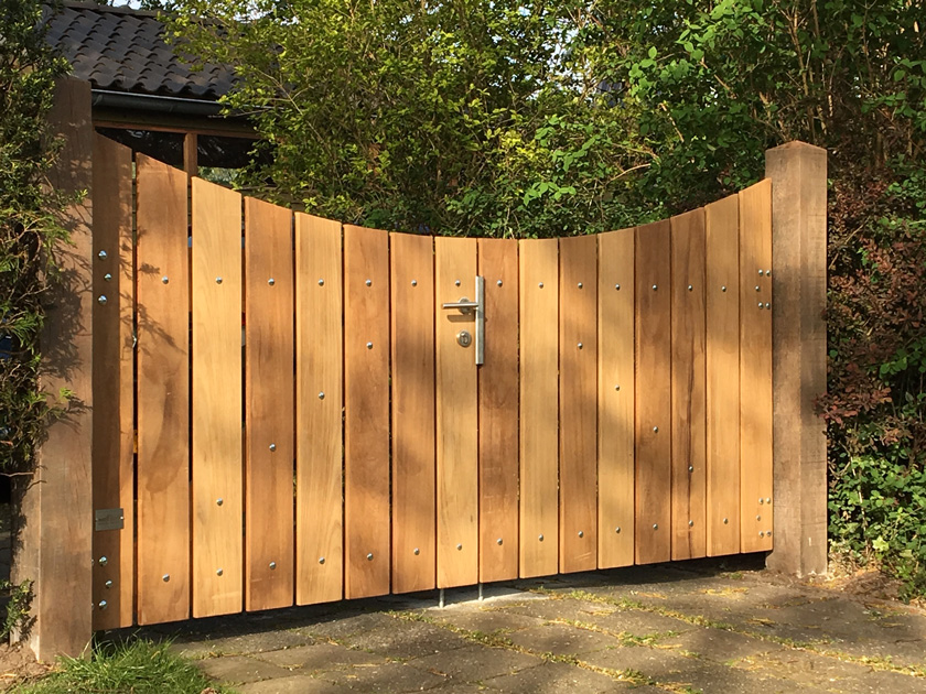 Blog tuinpoort van Iroko hout Royal Fence