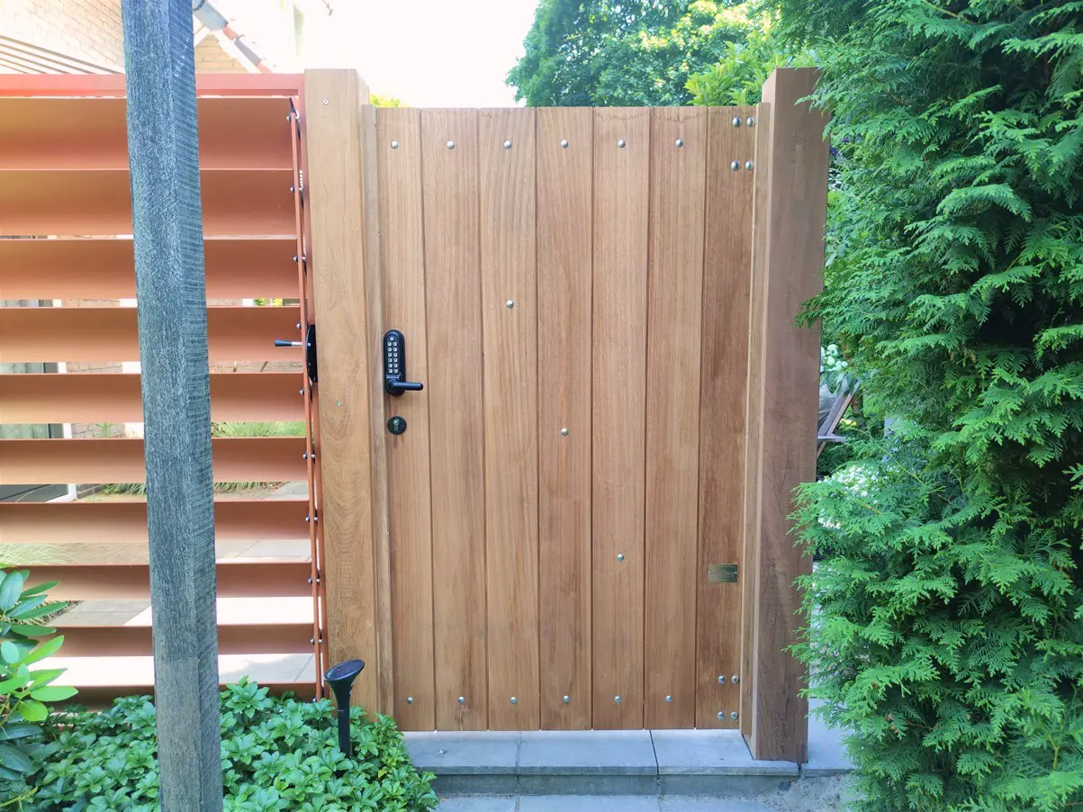 Voorbeeld 28: Hardhouten tuindeur met elektronisch cijferslot