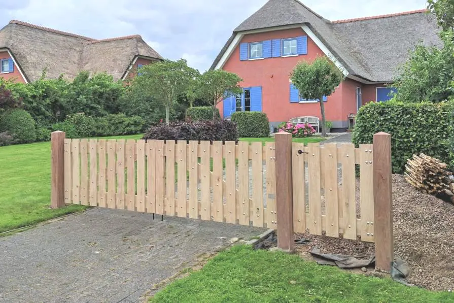 Voorbeeld 6: Azobé palen met eikenhouten draaipoort