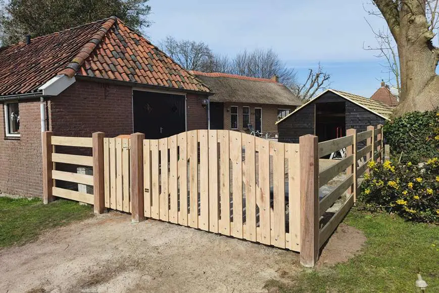 Voorbeeld 22: Eikenhouten poort met toogvorm