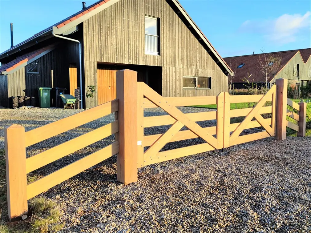 Voorbeeld 1: Hardhouten poorten met zijkanten