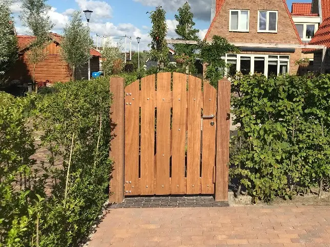 Voorbeeld 27: Hardhouten tuinpoort afsluitbaar