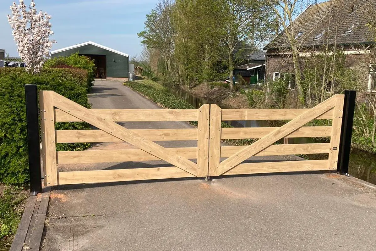 Voorbeeld 25: Houten poort aan metalen palen