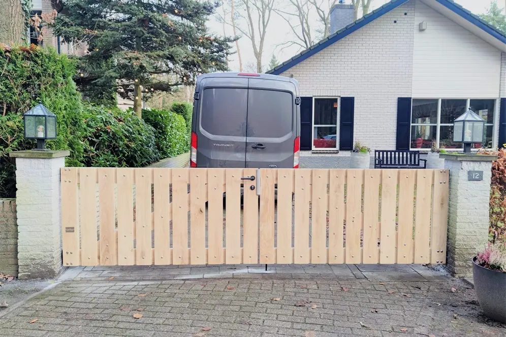 Voorbeeld 24: Houten toegangspoort aan stenen pilaren