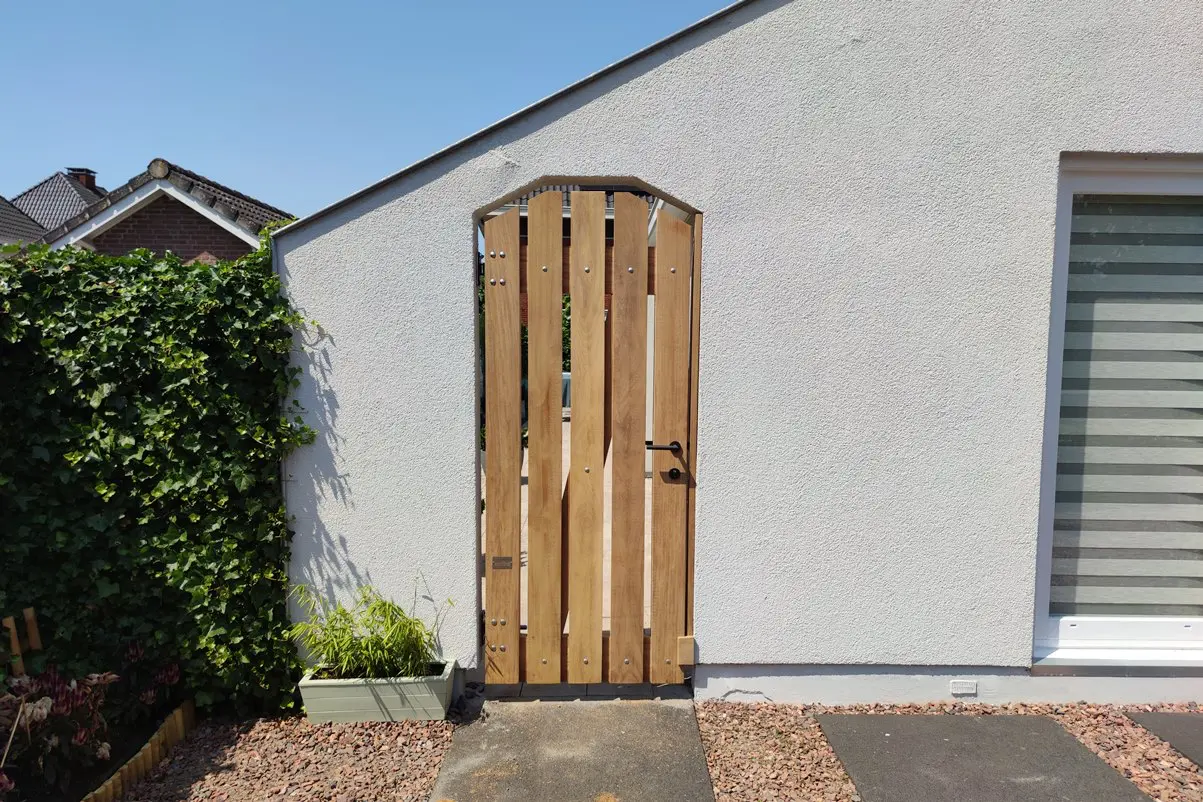 Voorbeeld 29: Speciaal model hardhouten tuinpoort geplaatst in nis