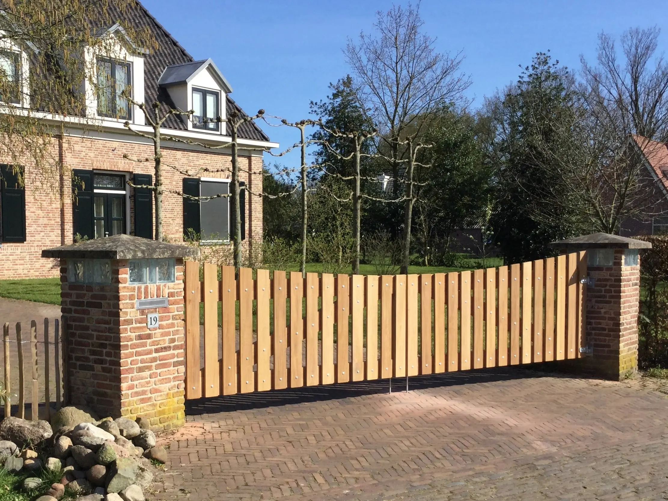 Voorbeeld 5: Iroko houten poort